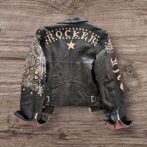 Chamarra café estilo piel con decoración rocker